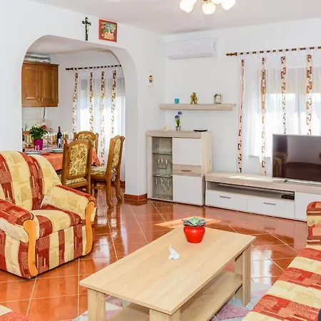 Relaxing Josip - Peaceful Area Apartment